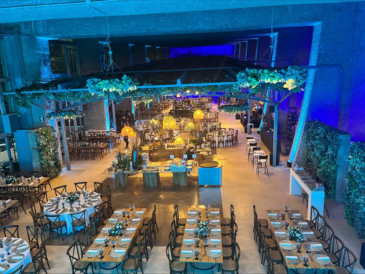 A room with tables and chairs