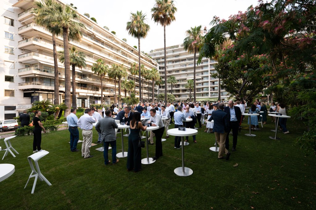 A group of people outside of a hotel.