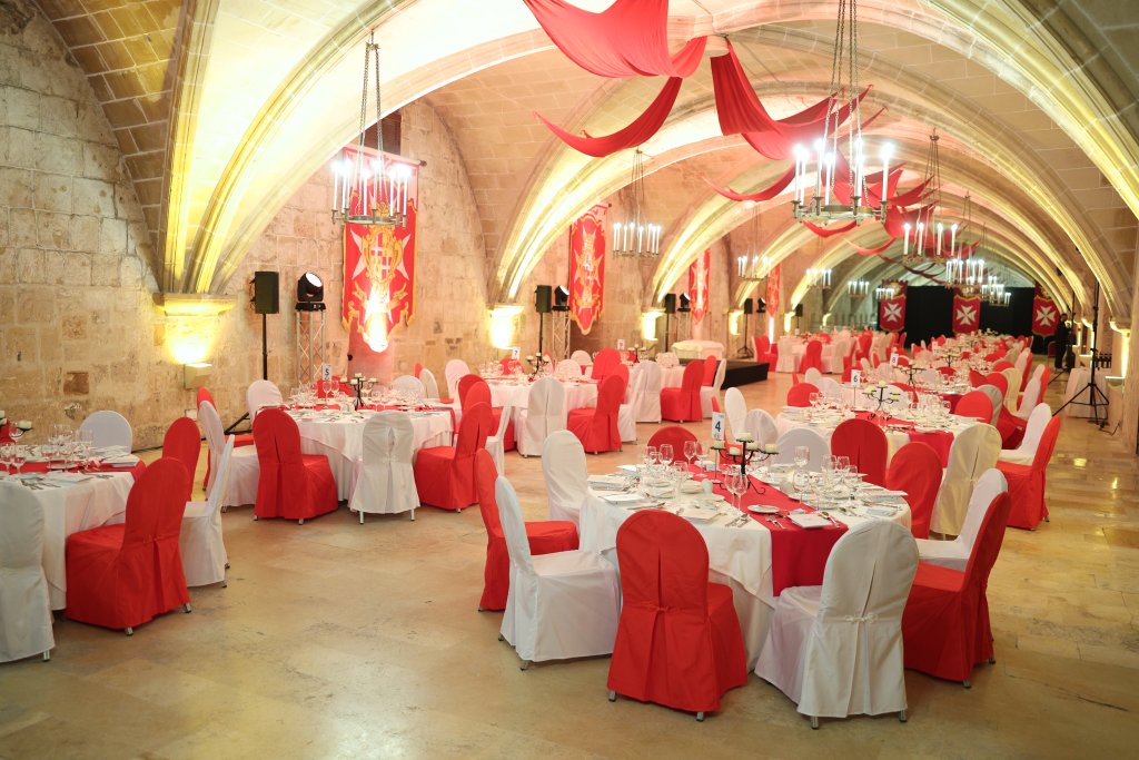 A room with tables and chairs.